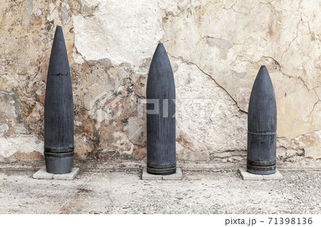Dark large caliber artillery ammunition 71398136