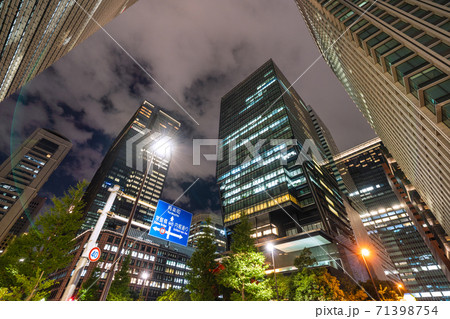 日本の東京都市景観 大手町の産経新聞社などを望む 71398754