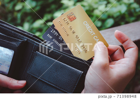 Woman hand open wallet showing credit card 71398948