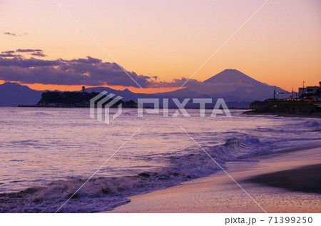 稲村ヶ崎から夕景の江の島と富士山を望むの写真素材