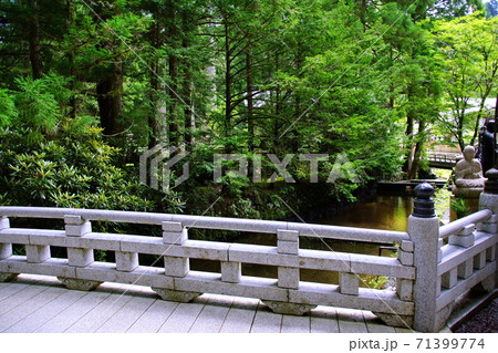 高野山 奥の院 御廟橋 (無明橋) & 玉川( 和歌山県 伊都郡 高野町 ) 高野山 奥の院 御廟橋 (無明橋) & 玉川( 和歌山県 伊都郡 高野町 ) 71399774