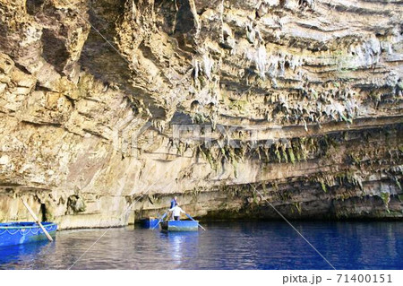 メリッサ洞窟内の遊覧ボート 71400151