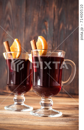 Glasses of mulled wine 71400510