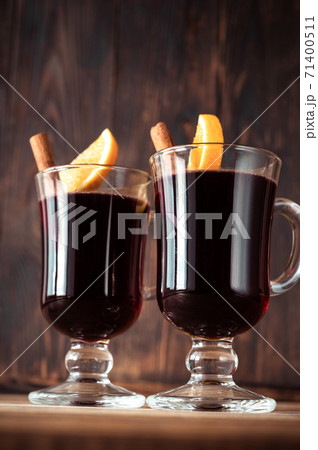 Glasses of mulled wine 71400511