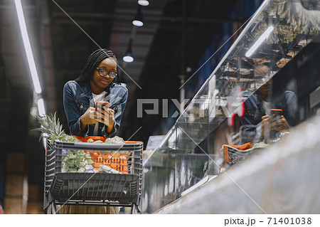 Woman shopping vegetables at the supermarket 71401038