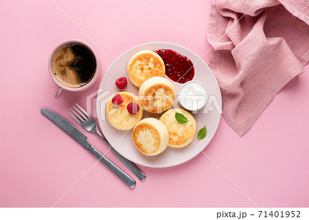 Syrniki, curd or cottage cheese pancakes with raspberry jam 71401952