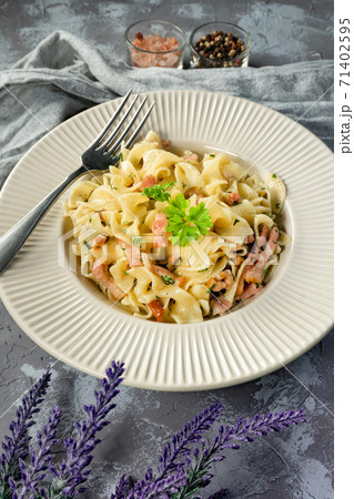 Tagliatelle mosse Carbonara Tagliatelle mosse Carbonara 71402595