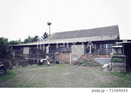 Old barn in the countryside Old barn in the countryside 71404043