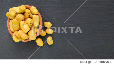dried broad bean, or fava bean in clay bowl on gray rustic wooden background . copy space dried broad bean, or fava bean in clay bowl on gray rustic wooden background . copy space 71406501