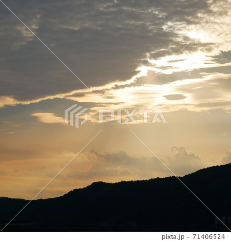 雲の合間から見える夕日 雲の合間から見える夕日 71406524