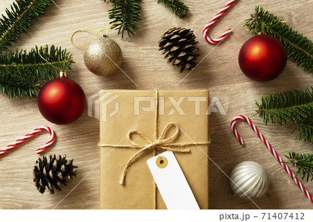 クリスマスと小包。モミの木と飾りと荷物。ショッピング、贈り物、クリスマス用品、クリスマスの準備など 71407412