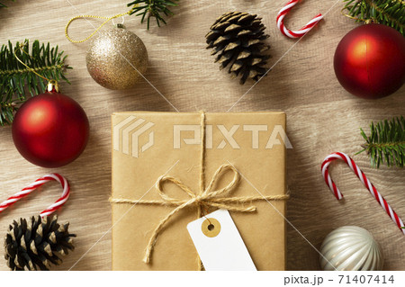 クリスマスと小包。モミの木と飾りと荷物。ショッピング、贈り物、クリスマス用品、クリスマスの準備など クリスマスと小包。モミの木と飾りと荷物。ショッピング、贈り物、クリスマス用品、クリスマスの準備など 71407414