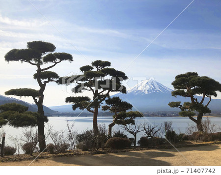 Beautiful view of Mountain Fuji and Lake Kawaguchiko in Japan 71407742