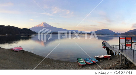Panaromic sunrise beautiful view of  Mountain Fuji and Lake Kawaguchiko in Japan 71407743