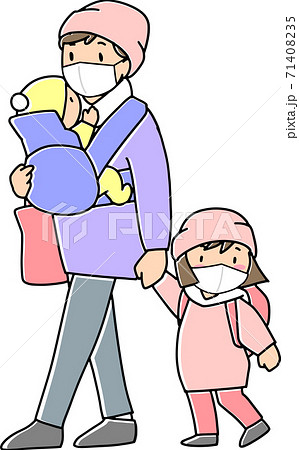災害時に子どもを連れて早めに避難所に避難する母親 71408235