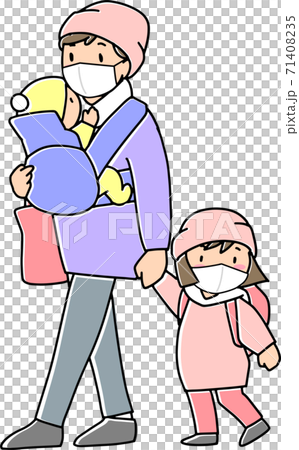 災害時に子どもを連れて早めに避難所に避難する母親 71408235