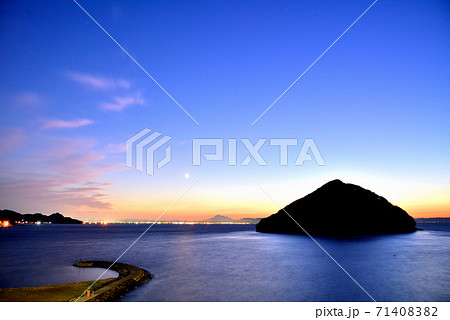 浅虫温泉夕景 浅虫温泉のシンボル湯ノ島 遠くに岩木山も見えます 青森県青森市 浅虫温泉夕景 浅虫温泉のシンボル湯ノ島 遠くに岩木山も見えます 青森県青森市 71408382