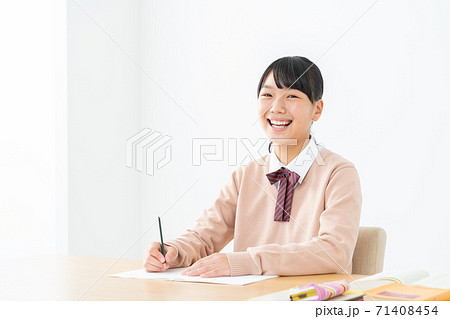 中学生　高校生　女性　勉強　受験　教育　学習 71408454