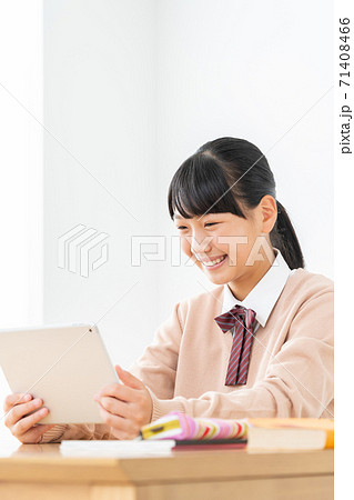 中学生 高校生 女性 勉強 受験 教育 学習 中学生 高校生 女性 勉強 受験 教育 学習 71408466