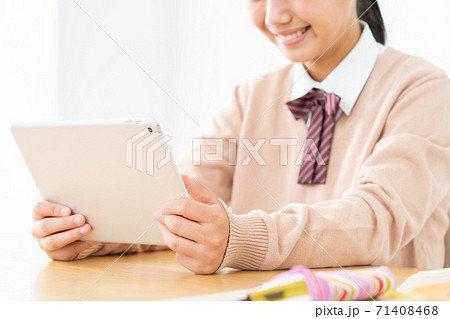 中学生　高校生　女性　勉強　受験　教育　学習 71408468