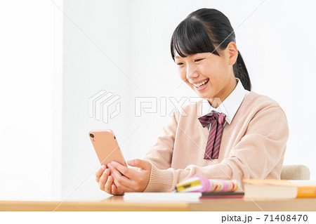 中学生　高校生　女性　勉強　受験　教育　学習 71408470