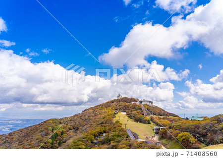 三重県菰野町 紅葉の御在所岳山頂とリフト 三重県菰野町 紅葉の御在所岳山頂とリフト 71408560