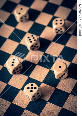 チェッカーボードの上のサイコロ 71408779