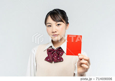 レッドカードを見せる女子高生 71409006