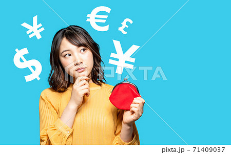 お金のことを考える女性 71409037