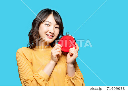 財布を持つ女性 財布を持つ女性 71409038