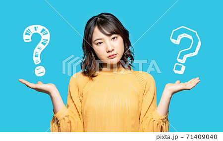 比較する女性 比較する女性 71409040