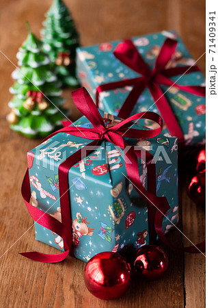 可愛いクリスマス柄のギフトラッピング 可愛いクリスマス柄のギフトラッピング 71409341