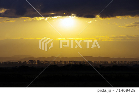 大潟村の海潟の朝景 71409428