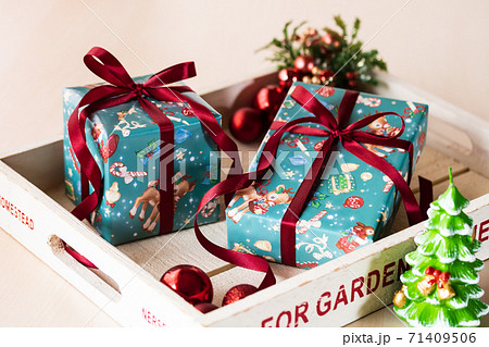 可愛いクリスマス柄のギフトラッピング 可愛いクリスマス柄のギフトラッピング 71409506