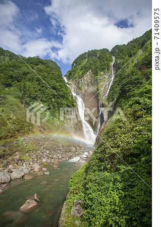 称名滝の右側にハンノキ滝の写真素材