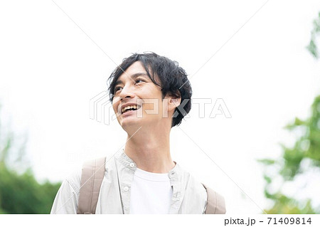 散歩する男性 71409814