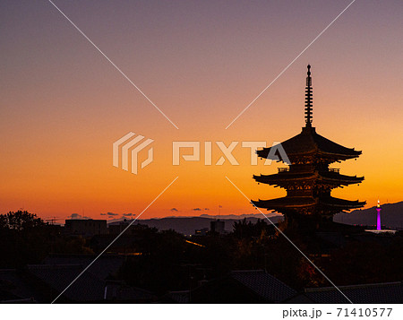 夕焼けと八坂の塔 71410577