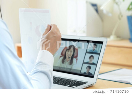 オンラインミーティングをする男性 71410710