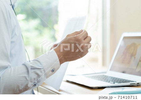 オンラインミーティングをする男性 71410711