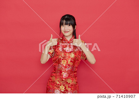 Cute woman wear cheongsam and show something 71410907