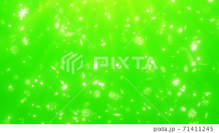 クリスマスイメージ　雪の結晶　緑背景 71411245