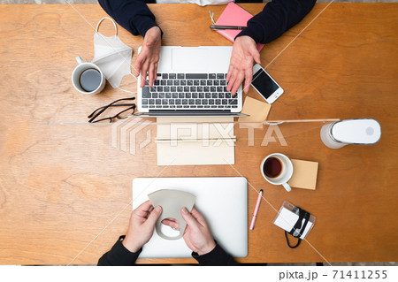 オフィス  俯瞰　ソーシャルディスタンス 71411255