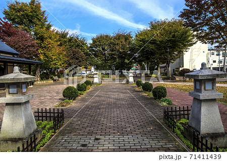 信州 長野県飯山市旧飯山駅跡地にある善光寺旧仁王像を収めた仁王門の参道 信州 長野県飯山市旧飯山駅跡地にある善光寺旧仁王像を収めた仁王門の参道 71411439