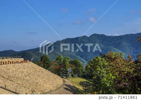 信州　長野県千曲市秋の森将軍塚古墳と長野市松代近辺の山々 71411861