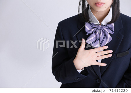 制服の女子高生が胸に手を当てている　girl student uniform 71412220