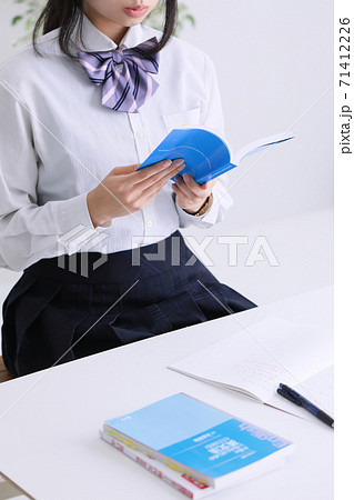 女子校生が白い部屋で勉強している　study student girl 71412226