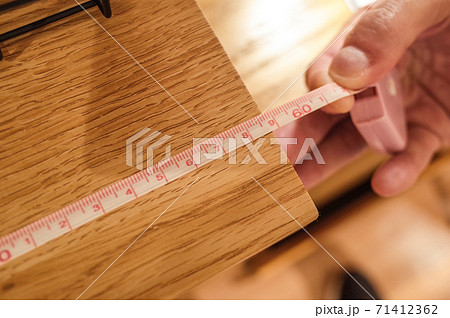 メジャーで長さを測る 71412362