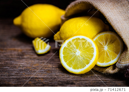 Group of fresh yellow lemon fruit on wood background with burlap 71412671