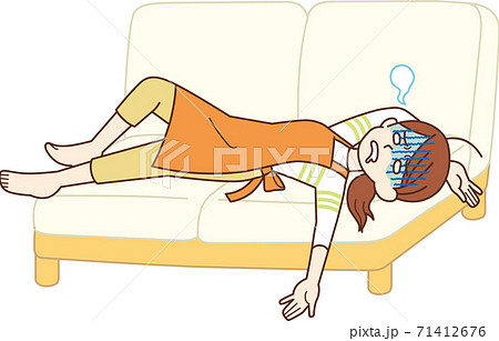 ソファでぐったりする主婦のイラスト素材