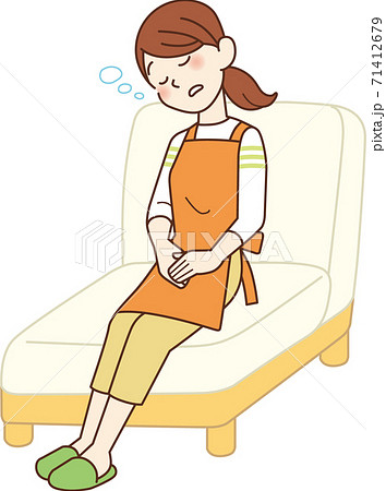 ソファで居眠りする主婦のイラスト素材